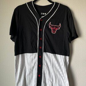 Chicago Bull's Men's Button Up T-Shirt - Size M